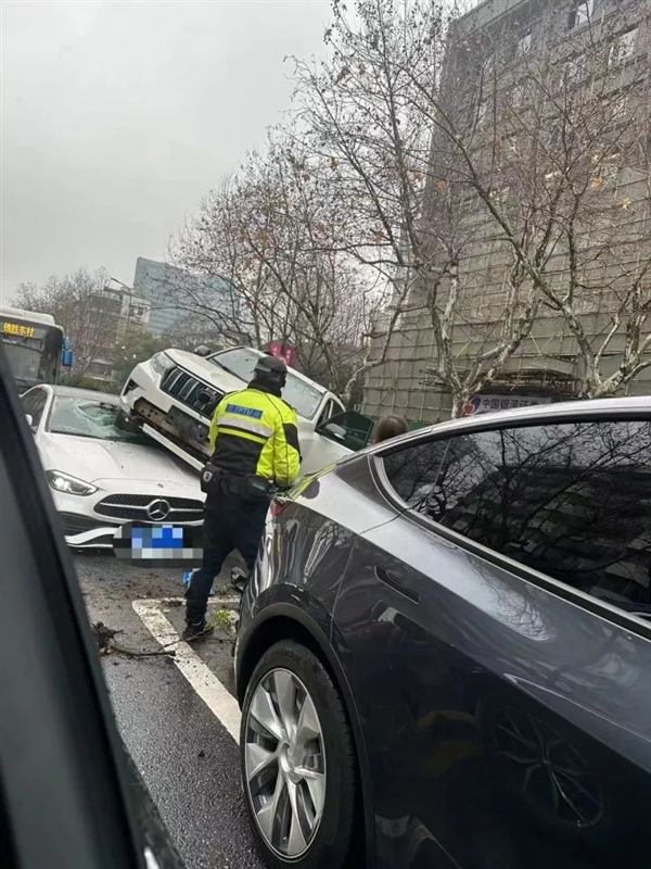 丰田霸道飞跃护栏脚踩奔驰车头 奔驰女车主当场吓哭