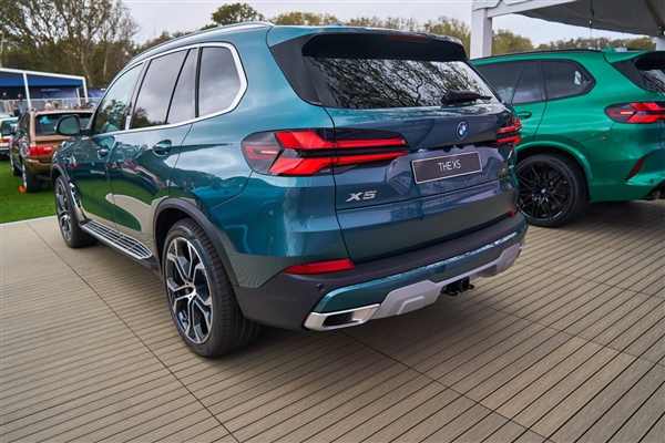 最受欢迎的豪华中大型SUV 新款宝马X5实车亮相：国产必卖爆