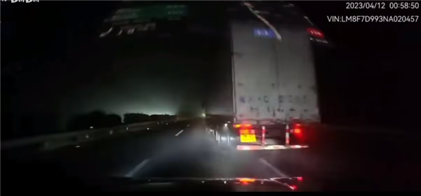 问界M5高速时速129追尾8轮大货车 车主完全没事 又定了一台